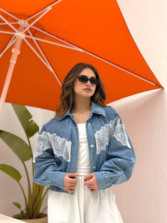 Lace Denim Jacket - الدانتيل الأبيض على الأكتاف والأكمام